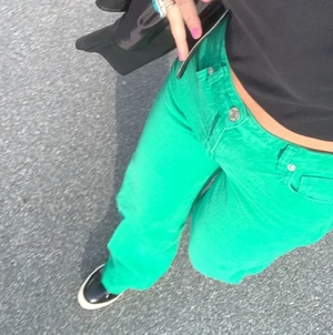 Gröna jeans  - Fina gröna jeans från zara som bara är använda en gång, köpta inte alls längesen men trivs inte i dem och kan inte lämna tillbaka. Hör av er om ni har några frågor!