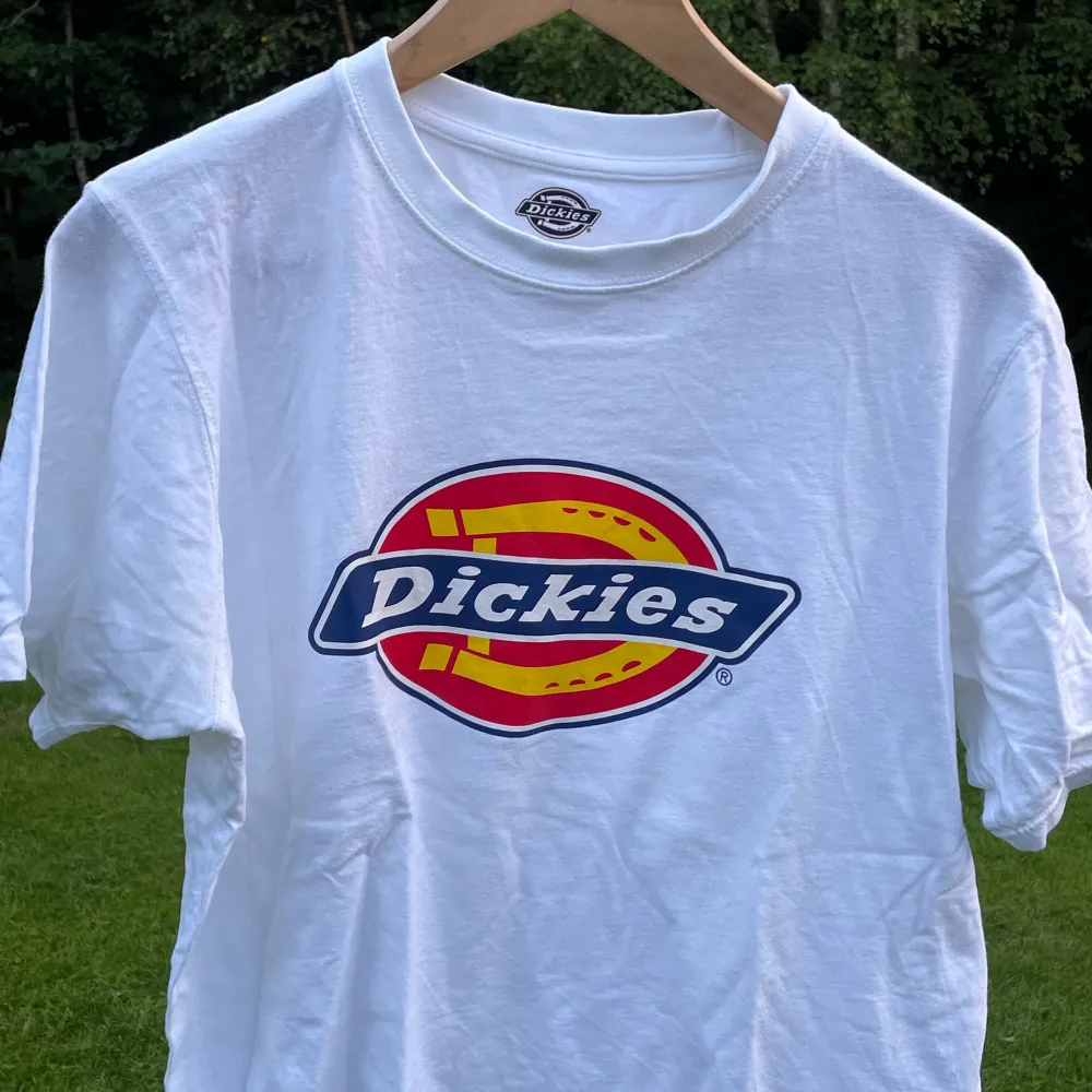 Säljer en supersnygg vit Dickies t-shirt i storlek M. Använd några gånger, men fortfarande i mycket bra skick. Utgångspris 100kr, frakt ingår ej.. T-shirts.
