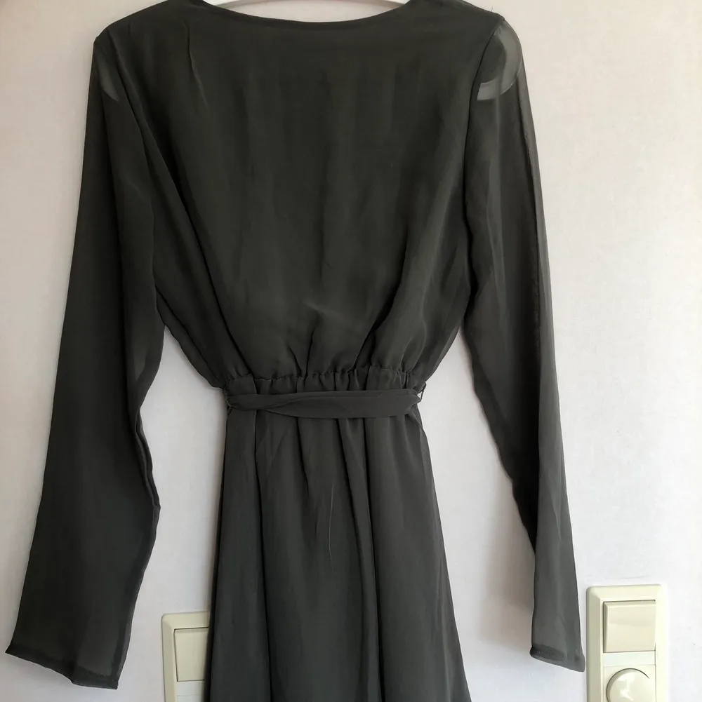 Olivgrön klänning från NLY Trend 💚 använd 3 gånger!. Klänningar.