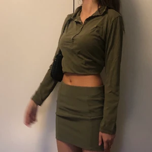 Grönt sett - Fint grön sett med kjol och puma tröja:) På bilderna har jag vikt upp tröjan, Går även att köpa var försej!💗 Möts i Uppsala eller + frakt