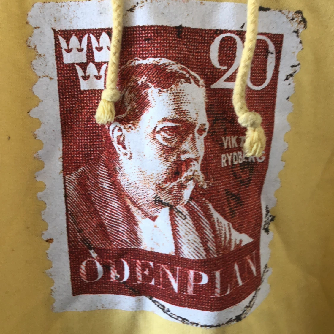 Gul vintage hoodie med rött tryck som ny - 90