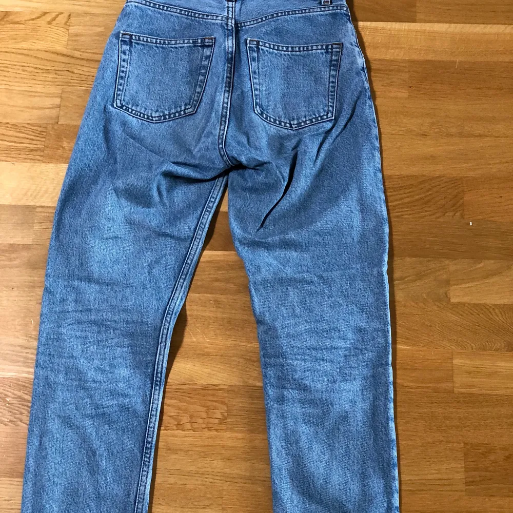 Blåa monki jeans väldigt bra skick sällan använda!. Jeans & Byxor.
