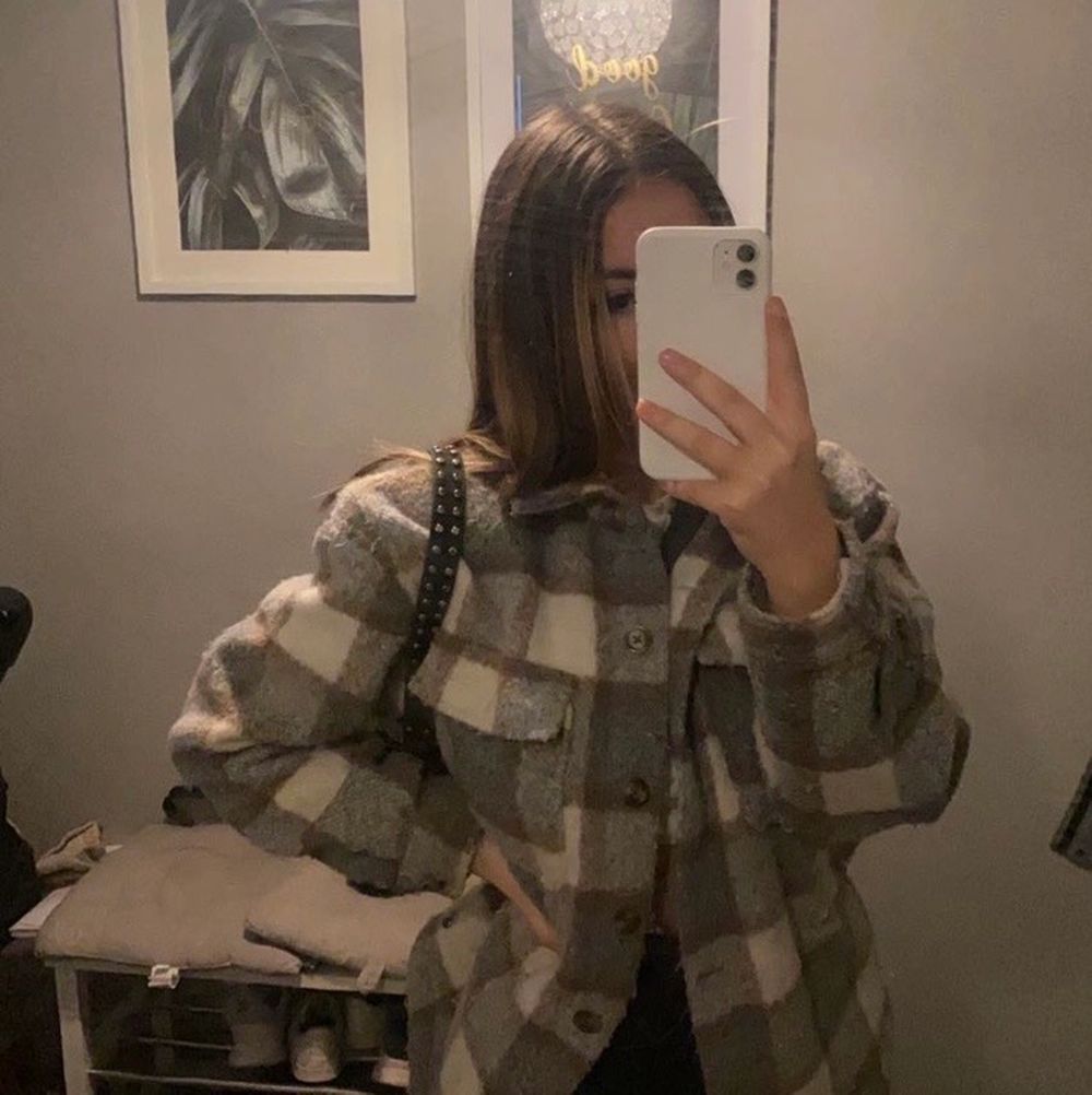 Säljer nu denna fina jacka från pull & Bear som knappt är använd 🥰 passar både XS/S och säljs för 300+ 79kr frakt ❤️ Första bilden är lånad! Finns mer att skicka.. Jackor.