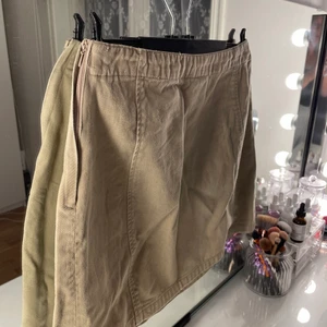 Vintage kjol - Beige vintage kjol från sent 80-tal. Storleken 36, skulle estimera den som en mindre 36.