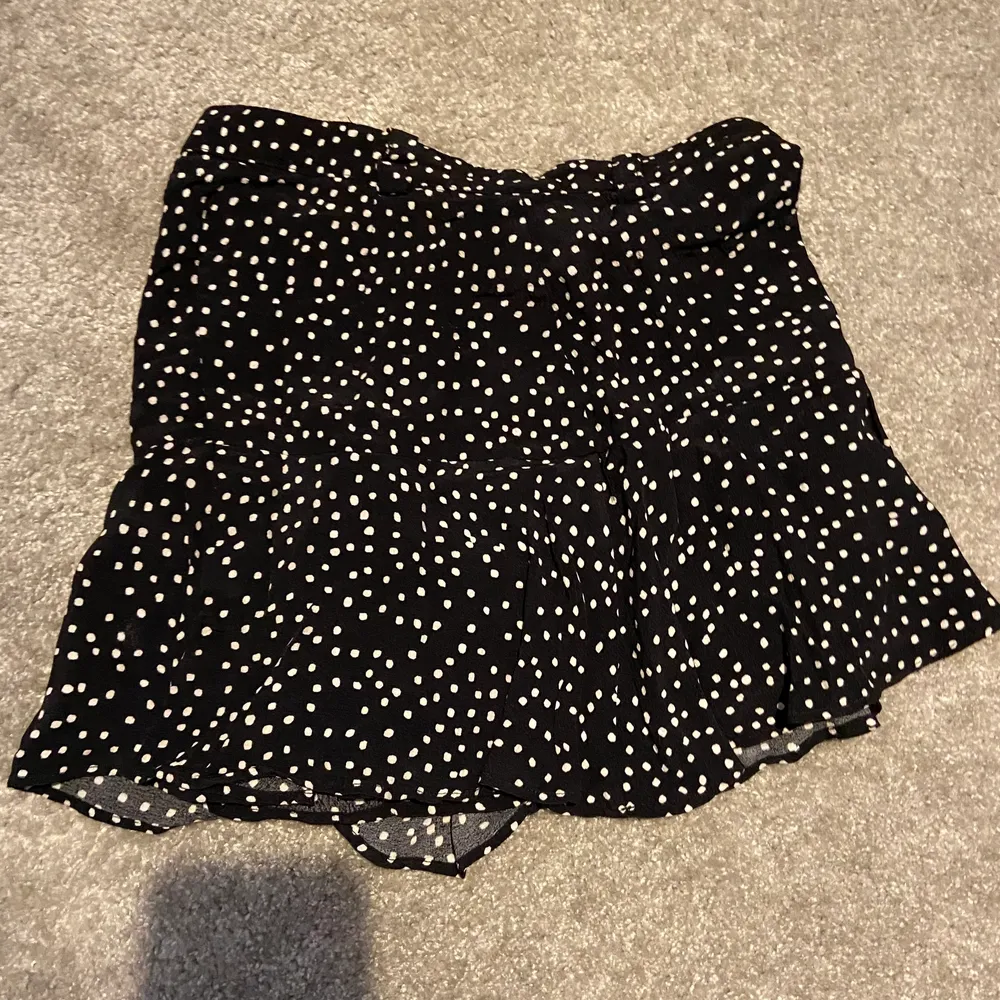 En jätte fin fladdrig kjol ifrån zara som har inbyggda shorts under. Köpt för cirka 250kr och är i nyskick. 150kr plus frakt. Kjolar.