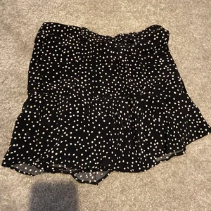 Kjol  - En jätte fin fladdrig kjol ifrån zara som har inbyggda shorts under. Köpt för cirka 250kr och är i nyskick. 150kr plus frakt