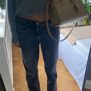 Nicki studios x ginatricot jeans - Så coola svart jeans från Nicki studios x ginatricot. Jeansen är i str 36 och är egentligen högmidjade men jag har de hängandes på höfterna så de blir lite mer medelhöga. Längdmässigt passar de mig som är 177 men skulle vara snyggare om du var kortare än så. På baksidan av jeansen, vid hälen, finns en cool detalj. Jeansen är nämligen lite avklippta där vilket blir så coolt med ett par snygga skor. Jeansen är köpta för cirka 600 kr och mitt pris kan diskuteras. Fråga gärna för fler bilder!