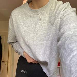 Supermysig grå sweatshirt från Weekday. Den är i XS men stor i storleken på mig som normalt har S-M🤎 (köparen står för frakten📦)