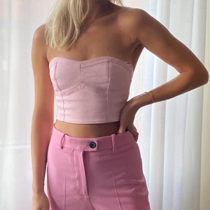 Rosa topp i stretchtyg - Gullig topp med fin rygg! Fina sömmar vid bysten. Oanvänd med prislapp kvar. Säljer även byxorna på bilderna, se separat annons. Storlek S, passar både XS & S