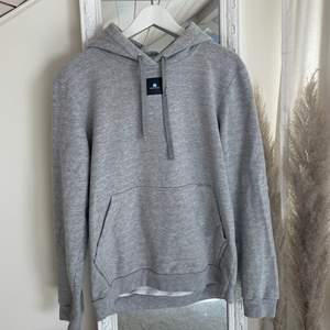 En grå The Cool Elephant hoodie med tryck på ryggen. Köpt förra året, stl S🐘🐘 Kontakta mig för frågor och funderingar! 