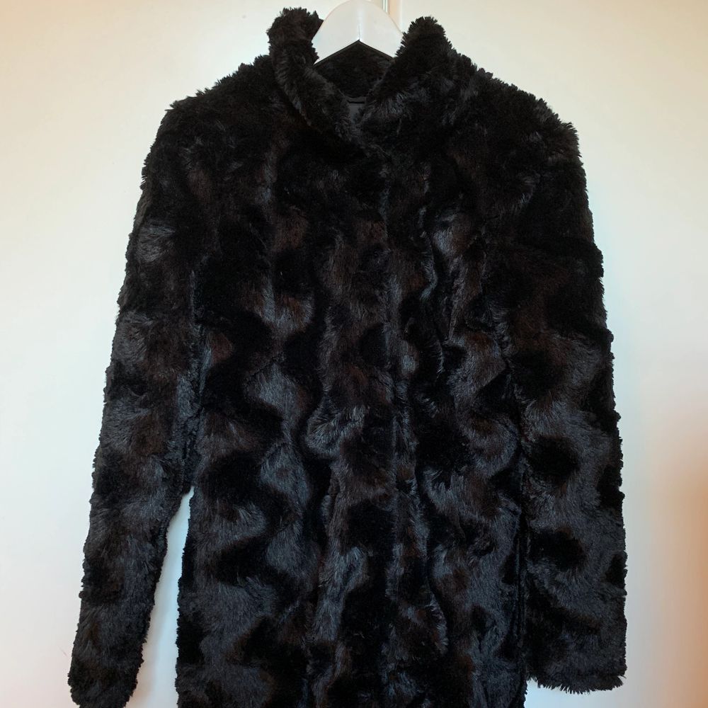 Säljer denna svarta jacka från vero moda. Det är en jacka medellång jacka men knäppning i fuskpäls som är i storlek xs. Det är en jacka som jag har använt men den är i ett väldigt bra skick. Det enda minuset som är men denna jacka är att den kan ludda av sig som man märker lite mer när man har ljusa plagg på sig.. Jackor.