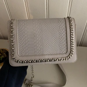 Grå väska  - Grå väska från primark 