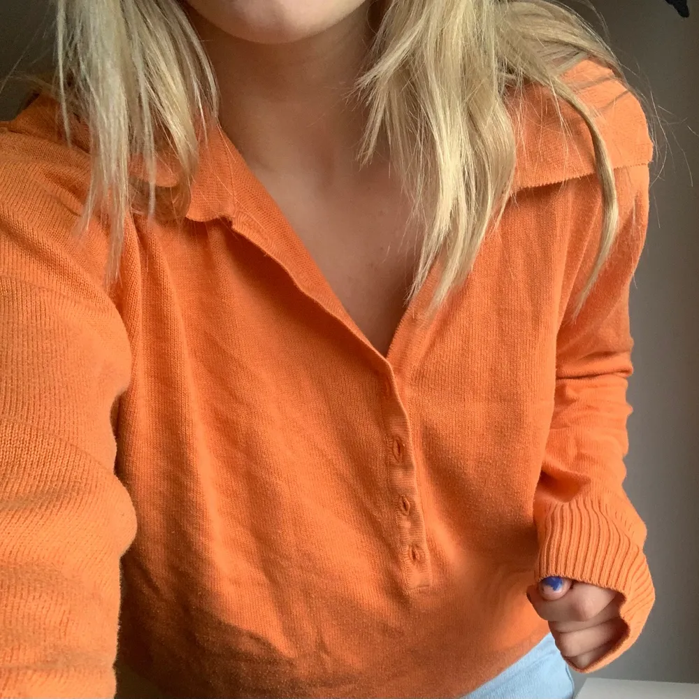 Jätte skön tröja med finaste orangea färgen. Bra kvalité men aningen för stor för mig så har aldrig på mig den❤️ hoppas den passar någon annan bättre❤️. Tröjor & Koftor.