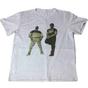 En cool vit och vintage t-shirt som har ett print på två kände gamla hiphop legendarer Eric b. Och rakim som var väldigt populära under 90-talet och 00-talet. Köpt för länge sedan när de var populära på en secondhandbutik i New York.