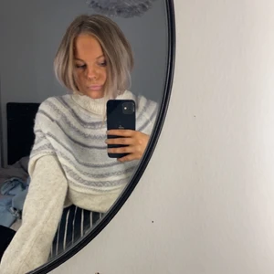 Stickad tröja  - Helt oanvänd mysig stickad tröja, hög krage, men är tyvärr inte min stil därav säljs den nu☺️