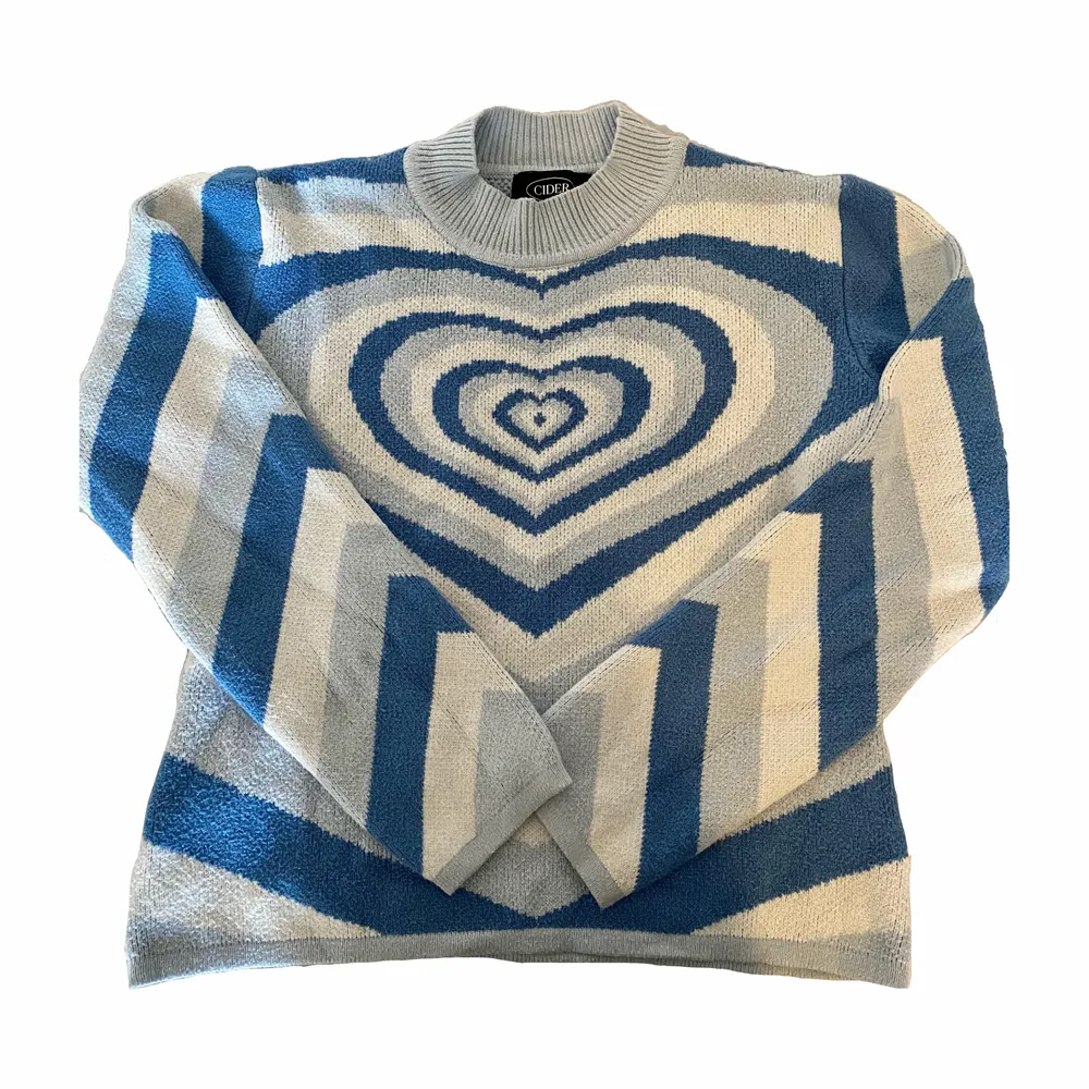 (La upp annonsen igen) Säljer denna heart wave sweater då den tyvärr inte längre kommer till användning. Minimala fel i sömmen vid axeln som har vart där sen jag köpte tröjan dock märks det inte när man har på sig den. Kan inte hittas på cider längre. Plagget passar xs, s och m. Köparen står för frakt. Går att köpa direkt för 400kr+frakt💗💗). Tröjor & Koftor.