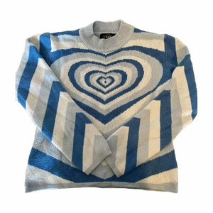Heartwave sweater M - (La upp annonsen igen) Säljer denna heart wave sweater då den tyvärr inte längre kommer till användning. Minimala fel i sömmen vid axeln som har vart där sen jag köpte tröjan dock märks det inte när man har på sig den. Kan inte hittas på cider längre. Plagget passar xs, s och m. Köparen står för frakt. Går att köpa direkt för 400kr+frakt💗💗)