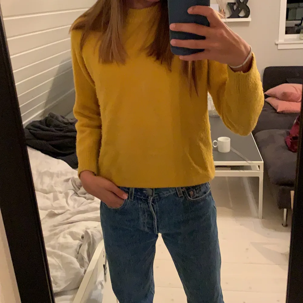 Jätte fin gul stickad tröja. Köpte den i london på zara för ungefär 1 år sedan och den är i jätte bra skick.. Neuleet.