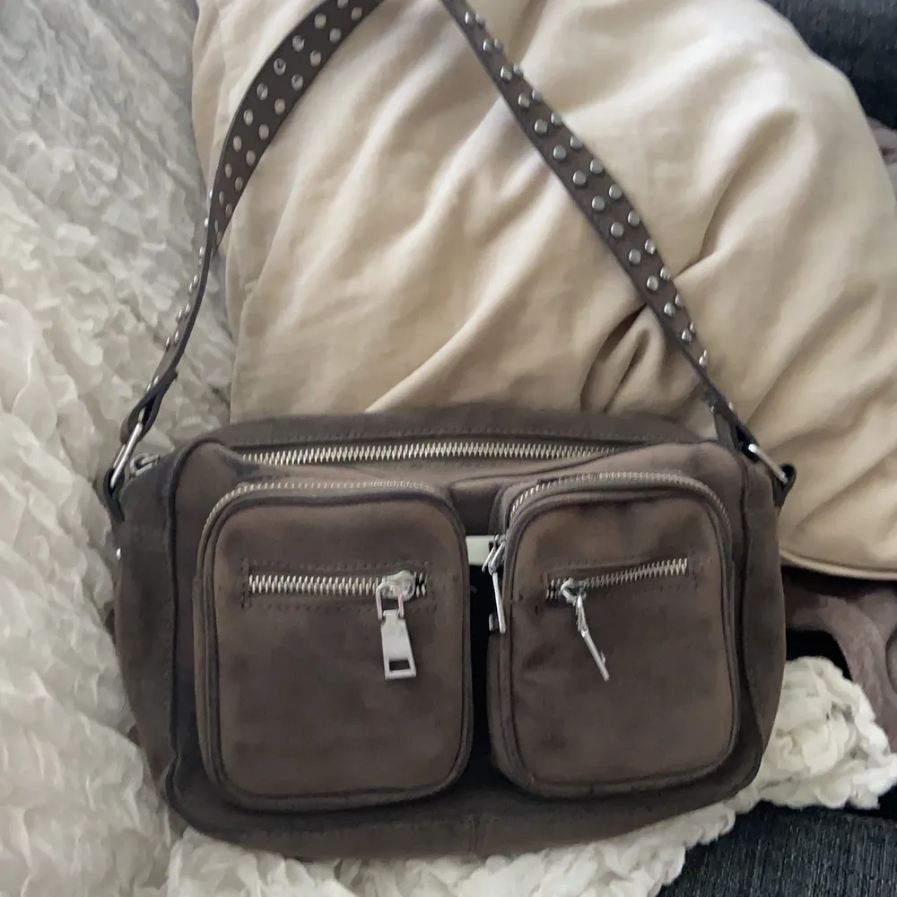 En brunaktig väska från det populära märket Noella. Fint skick och ett längre axelband tillkommer🥰 350kr. Väskor.