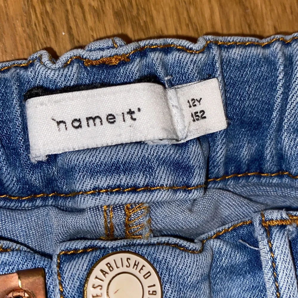 Det här ett par baggy jeans från ”namn it” 🥰 funkar väldigt bra har en liten grön fläck nere på benet syns inte alls mycket✨Super användbar🌸frankten bror på vart du bor . Jeans & Byxor.