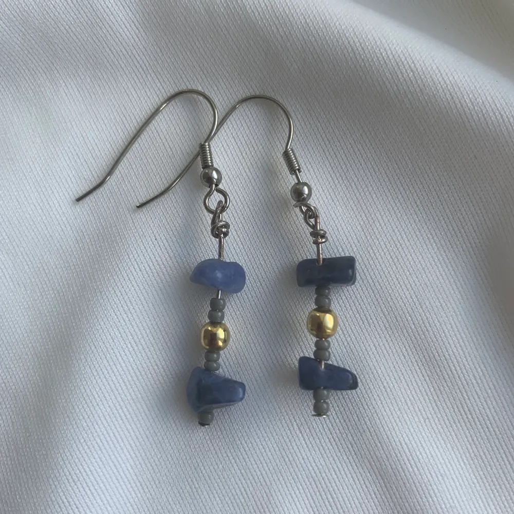Cute drop earrings made of blue agate. Free of nickel. Handmade 💗. Accessoarer.