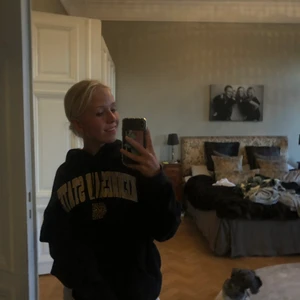 Champion hoodie - Super fin svart champion hoodie som är mycket sparsamt använd. Storlek Xl, endast frakt säljer för 300kr + frakt 💕💕