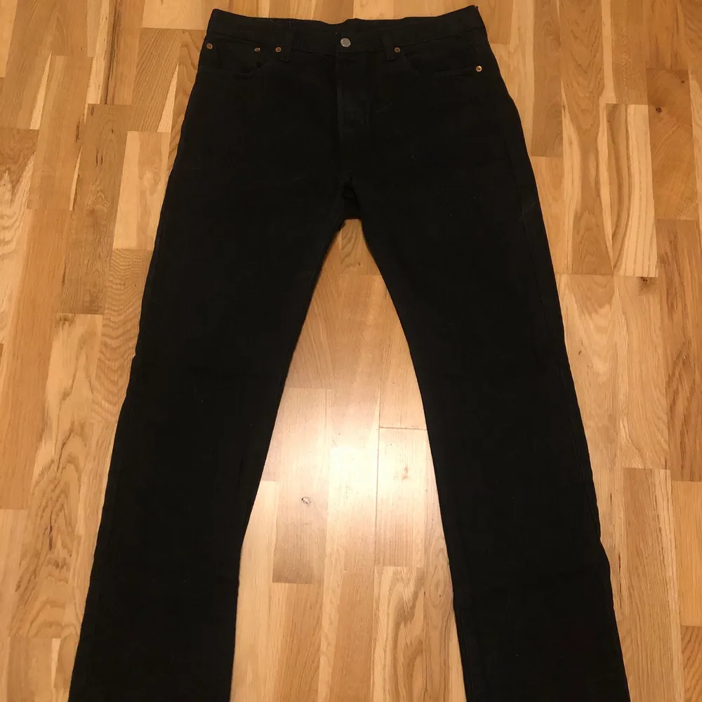 Säljer mina superfina svarta Levis jeans i storlek W34/L34. Säljer pga att de var alldeles för stora för mig! Om du har frågor tveka inte på att fråga mig!💗(de två första bilderna är lånade). Jeans & Byxor.