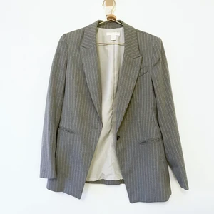 Kritstrecksrandig kavaj i grått  - En kavaj med grå bas och vita kritstrecksränder på. Superfin och i storlek 36 men passar också en 38🌻