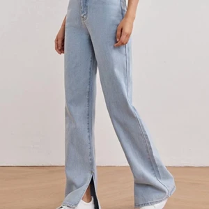 Jeans med slits - Säljer dessa oanvända Jeans då dem aldrig kom till användning. Skriv för fler bilder eller frågor💕