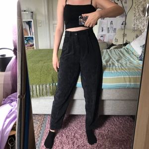 Manchester byxor - Pösiga mörkblå manchesterbyxor från Gina tricot