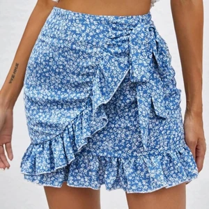 Kjol - Säljer min jättefina kjol från shein! Ser exakt ut som på bilden! Stl S men liten i storleken så passar xs och S beror på  om man gillar att ha den lite mer croppad runt rumpan! Säljer då jag vet att den ej kommer passa mig tills nästa sommar då den redan börjar bli för liten. 40kr+ frakt. (MÖTS HELST UPP FÖR ATT SLIPPA KRÅNGEL MED POSTEN)