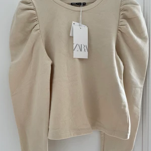 Zara tröja - Tröja med lite puffiga ärmar ifrån Zara. Aldrig använd! Storlek S. 