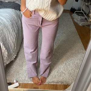 Lila byxor - Midwaist jeans i lila med slits. Jag är 176 cm❤️ Frakt på 66kr tillkommer