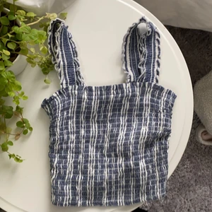 Randigt linne - Ett superfint linne ifrån hollister. Bara använd en gång. Blått och vitt randigt med stretchiga axelband. Även skälva Linnet är i ett stressigt material så att det passar många olika storlekar!