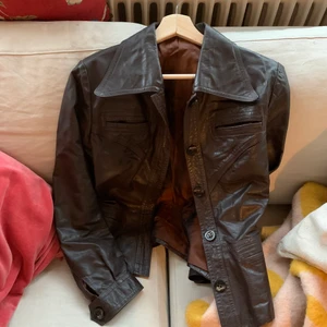 Vintage brun skinnjacka xs - Vintage skinnjacka från ”Malungs butikerna” jättefin passform. Mörkbrun