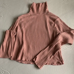 Gina myströja - Super fin rosa polotröja från Ginatricot. Knappt använd! Storlek M passar S.