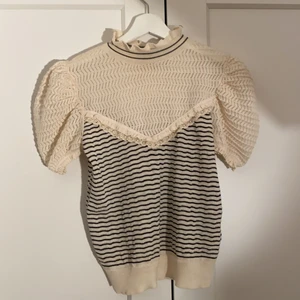 Zara topp - Helt ny så i jättebra skick i storlek M. Köparen står för frakten och jag kan posta dagen efter💓📦 skriv för fler bilder💗💗💗