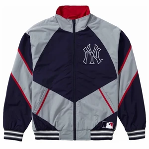 Supreme ”Yankee” jacka  - En vår/sommar jacka ifrån Supreme. Jackan är helt ny och ligger fortfarande i förpackningen som den kom i. Storlek L. Betalas med Swish. 