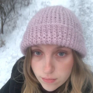 Stickad mössa  - Egenstickad mössa 💖 Går att göra i flera färger efter önskemål