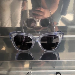 Chimi solglasögon - Snygga chimi solglasögon köpa sommaren 2020 så är den äldre modellen 08. Fin ljusblå/genomskinlig färg. Knappt använda så är i väldigt bra skick! Kan skicka fler bilder om det önskas. Säljs för 500 plus köparen står för frakten! Boxen plus fodralet följer med💓 skriv gärna endast om du har frågor eller är säker på att köpa🌸