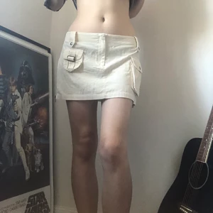 Supercool y2k minikjol! - Säljer den här trendiga o coola kjolen för att den inte är min stil! Skriv vid intresse💕💕