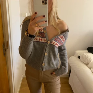 Kofta från Gant - Säljer en supermysig kofta från Gant! Tröjan är sparsamt använd och i väldigt bra skick! Lappen med storleken är bortklippt, men passar mig som storlek xs/s och även medium då den är lite oversized! 💕