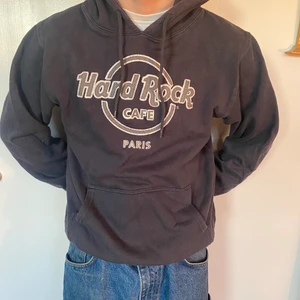 Hard rock café hoodie - Snygg hoodie i gott skick som jag köpt på secondhand. Står ingen storlek men skulle säga oversized S/M
