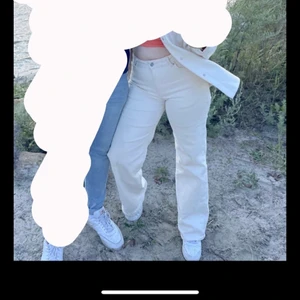 Beiga vida jeans  - Säljer mina beiga vida jeans. Det är i bra skick! Storlek S! Skriv för fler bilder eller vid frågor 🤍
