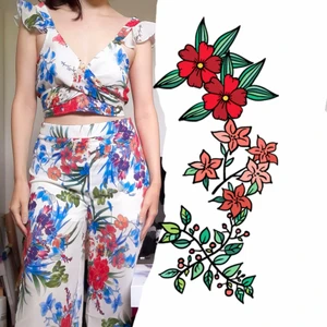 Set - Blommigt set från JFR❤Bestående av en överdel med knytband samt ett bar matchande byxor med slits❤Helt nytt🌟Säljes pga att det är lite för stort på mig. Bild 3 från hemsidan. Postar spårbart för 57 kr