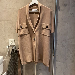 Zara topp - En jätteskön topp från Zara, man kan ha en polotröja under eller liknande. 🧚 