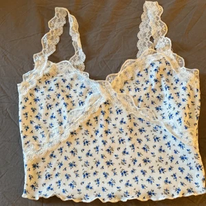 Linne❤️ i storlek S-M - Den sitter bra bara att banden är lite långa för mig men det är bara att sy upp om man kan de😀❤️ jag vet inte riktigt hur mycket frakten kostar men det kan jag kolla upp om det är någon som är intresserad❤️