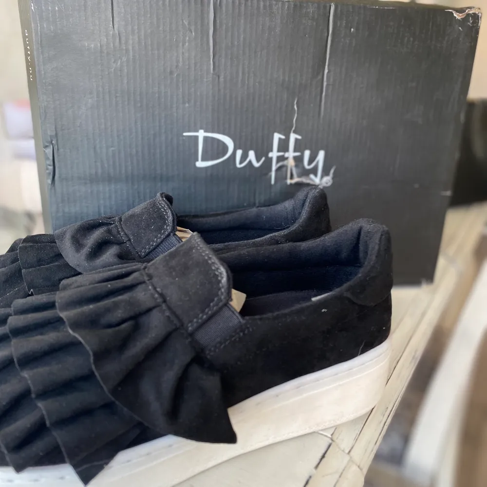 Säljer mina aldrig andvända Duffy skor, då de inte passade mig. Storleken är 39, frakten tillkommer. . Skor.