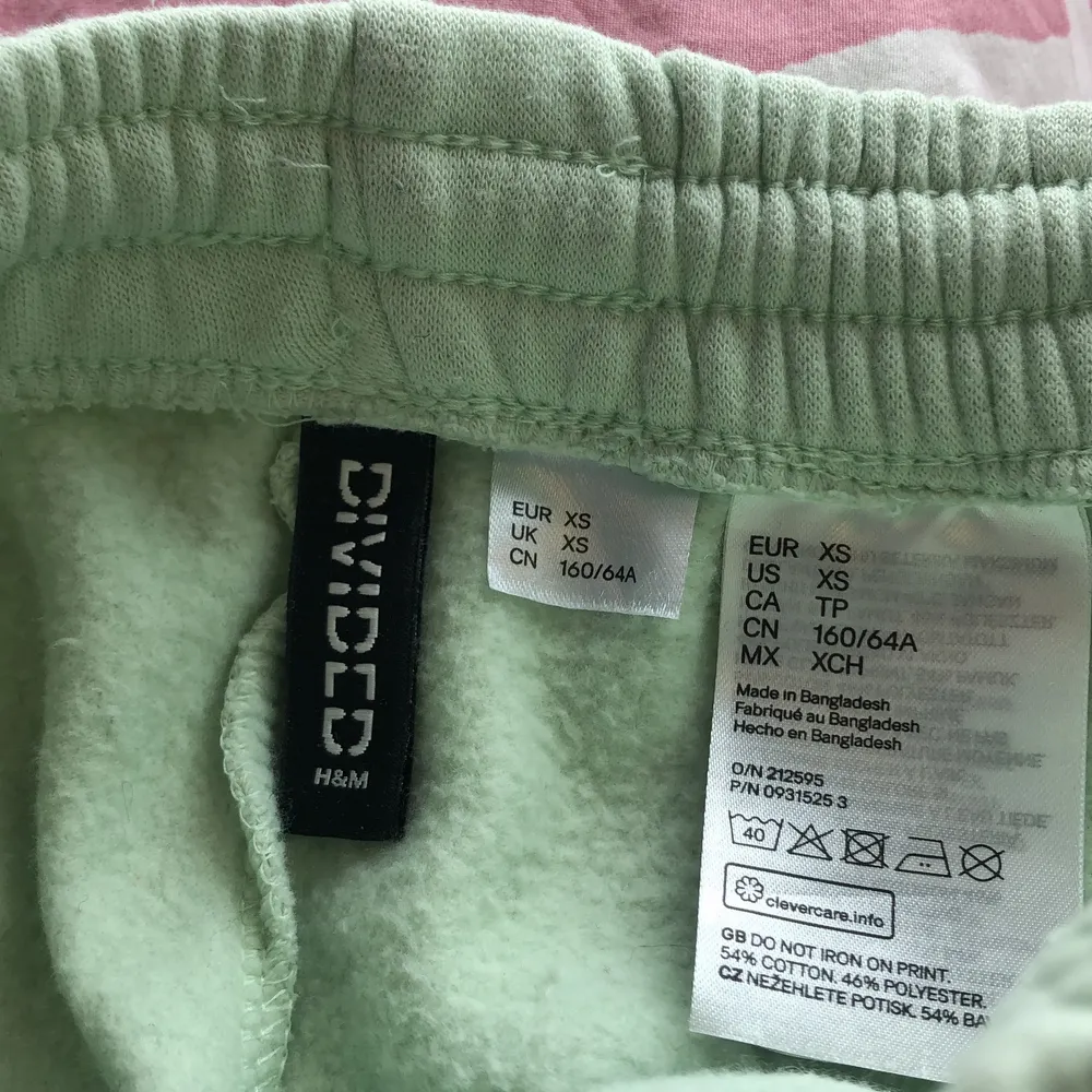 Säljer denna jättesköna mjukisset från H&M. Köptes i Februari 2021 men har blivit använd max 10 gånger. fint skick. köp båda för 150 och antingen tröjan eller byxorna för 75kr.. Hoodies.