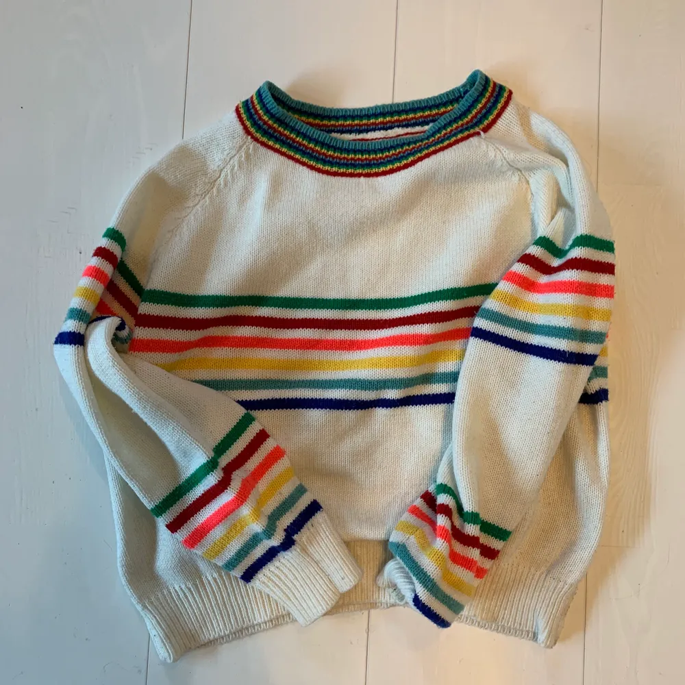 En välanvänd stickad och färgglad tröja med ränder. Lite liten på mig, jag har xs/s så den här tröjan är lite liten i storleken. Dm för fler bilder 💗. Hoodies.